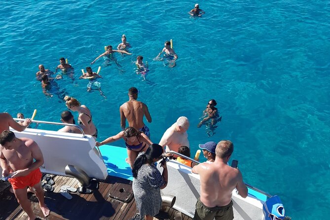 2.5 hour Glass Bottom Boat Trip, Snorkeling, Sliding and Fun - How the crew affects the experience