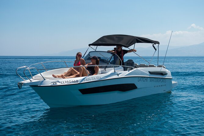 Karnic SL702 boat with driver, WC,Cabin, BT music and shower - Key points at a glance