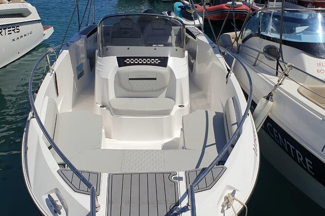Luxury Karnic SL701 Boat with driver to Blue Lagoon & more - A closer look at the price and fuel charge