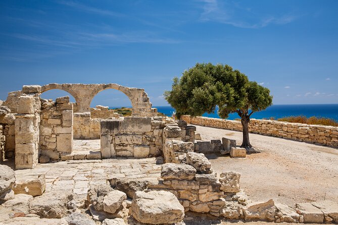 Pafos and Kourion Coach Excursion in Italian - How the guide and driver affect the day