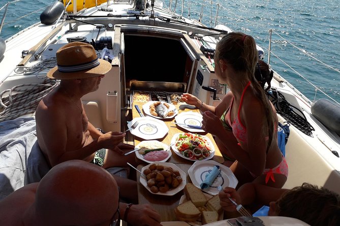 Private cruise with a sailing yacht Koursaros - Swimming in clear Mediterranean water