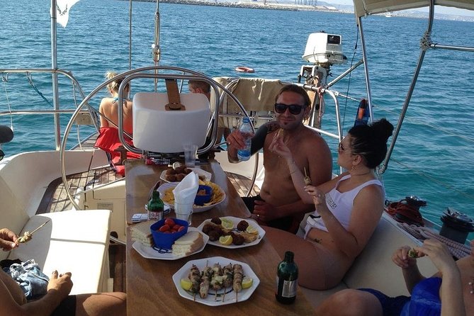 Private cruise with a sailing yacht Koursaros - Fruit, drinks, and an easygoing afternoon